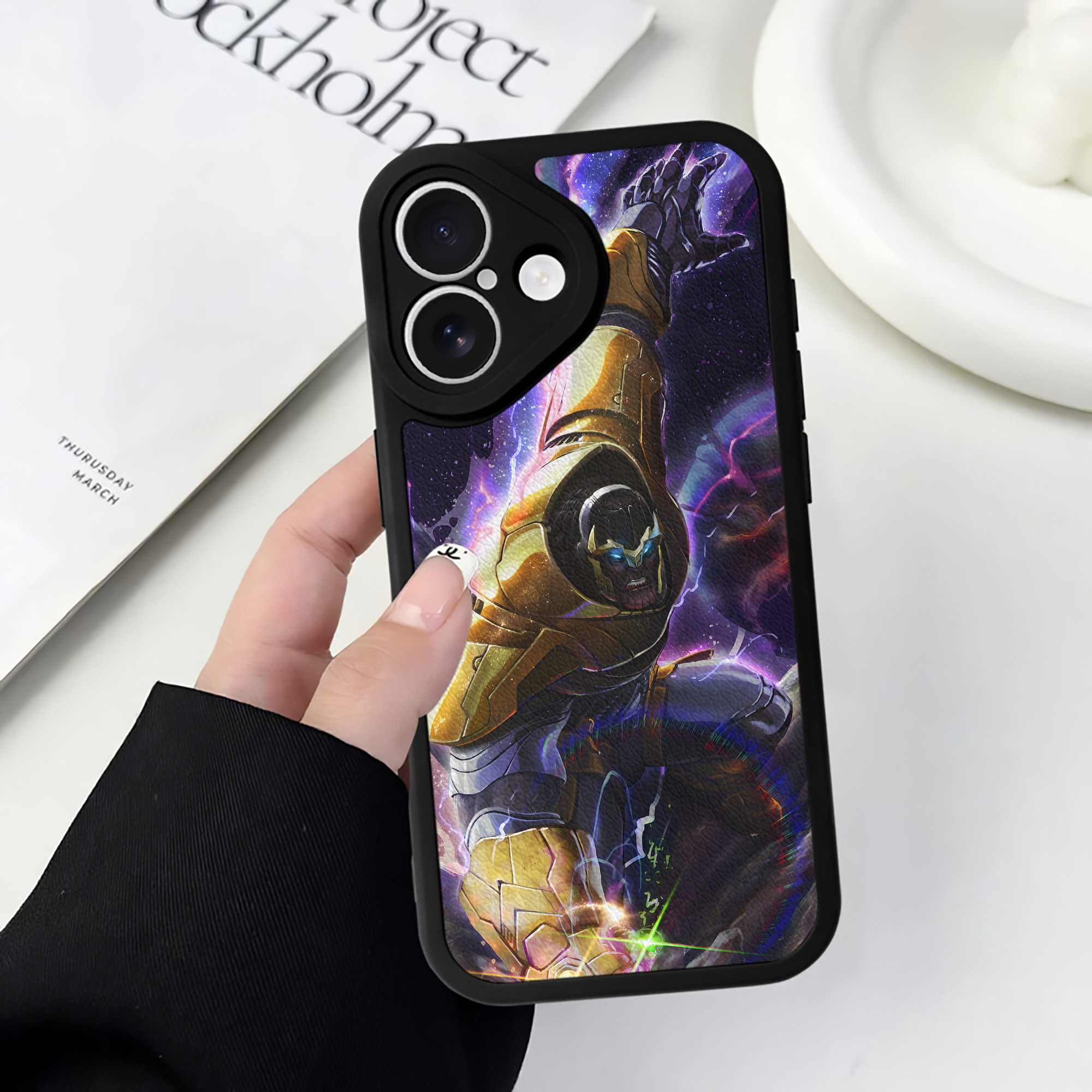 （画像用） アベンジャーズ The Avengers 【iPhone 16シリーズ対応】シリコンスマホケース（レザー調） 材質：シリコン